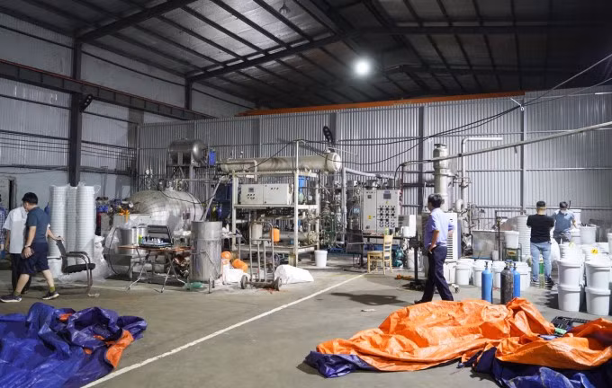 Bên trong một cơ sở sản xuất khí cười tại Hà Nội. Ảnh: Lam Sơn