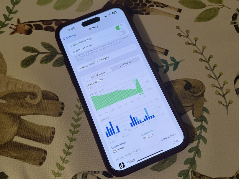 Thông thường, iOS sẽ hiển thị cảnh báo suy giảm khi pin xuống dưới 80%, nhưng thông báo này có thể xuất hiện sớm hơn. Pin dù còn dung lượng cao vẫn có thể có điện trở nội lớn, khiến máy tắt đột ngột khi chụp ảnh hay chơi game. Ảnh: iMore.