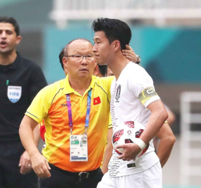 HLV Park Hang-seo (trái) và Son Heung-min (phải) trong trận Olympic Việt Nam thua Olympic Hàn Quốc 1-3 tại bán kết bóng đá nam ASIAD 2018, tại sân Pakansari, Indonesia ngày 29/8/2018. Ảnh: Seosomun HLV Park Hang-seo (trái) và Son Heung-min (phải) trong trận Olympic Việt Nam thua Olympic Hàn Quốc 1-3 tại bán kết bóng đá nam ASIAD 2018, tại sân Pakansari, Indonesia ngày 29/8/2018. Ảnh: Seosomun