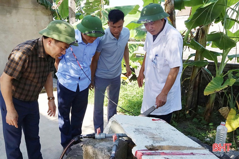 Lãnh đạo CDC Hà Tĩnh kiểm tra tại khu vực thôn Hải Thanh (phường Sông Trí). bqbht_br_z6816280868388-c62fc80e76321cf6e8120c4629874347.jpg