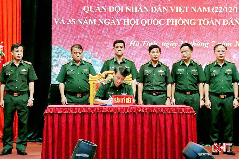 Đại tá Bùi Hồng Thanh - Chỉ huy trưởng BĐBP tỉnh cùng lãnh đạo Bộ Chỉ huy chứng kiến các đơn vị ký kết thi đua. 2.jpg