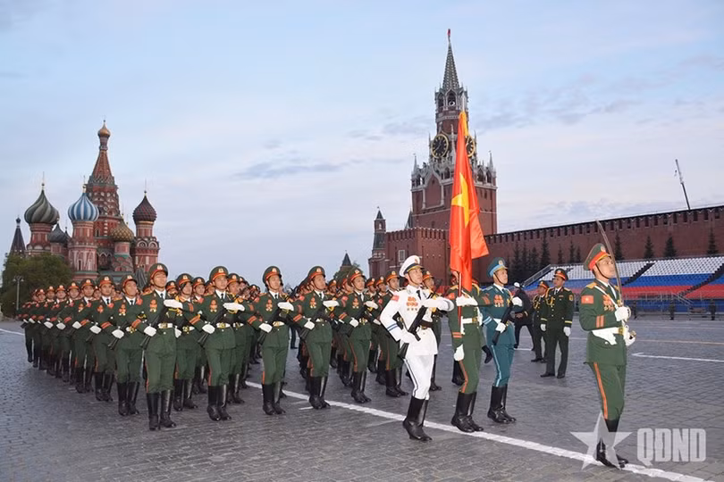 Đoàn Quân đội nhân dân Việt Nam tiến vào Quảng trường Đỏ.