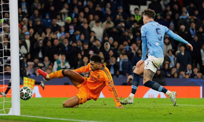 Jude Bellingham đệm vào lưới trống ấn định thắng lợi 3-2 của Real Madrid trước Man City, trên sân Etihad, thành phố Manchester, Anh, tối 11/2/2025. Ảnh: Guardian Jude Bellingham đệm vào lưới trống ấn định thắng lợi 3-2 của Real Madrid trước Man City, trên sân Etihad, thành phố Manchester, Anh, tối 11/2/2025. Ảnh: Guardian