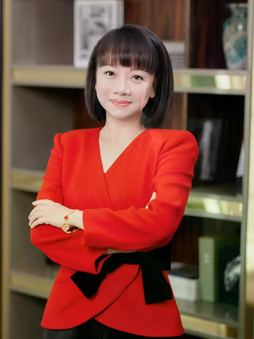 Bà Phạm Thu Hương (trái) và Phạm Thúy Hằng, 2 Phó chủ tịch HĐQT Vingroup, đồng thời là 2 nữ tỷ phú USD mới tại Việt Nam. Ảnh: VIC.