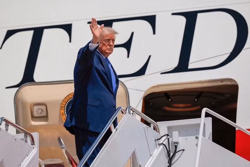 Tổng thống Mỹ Donald Trump lên chuyên cơ Không lực Một tại căn cứ liên hợp Andrews, bang Maryland ngày 4/8. Ảnh: AFP