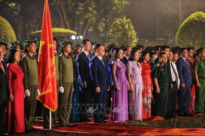 Các đại biểu thực hiện nghi thức chào cờ. Ảnh: Tuấn Anh/TTXVN Các đại biểu thực hiện nghi thức chào cờ. Ảnh: Tuấn Anh/TTXVN