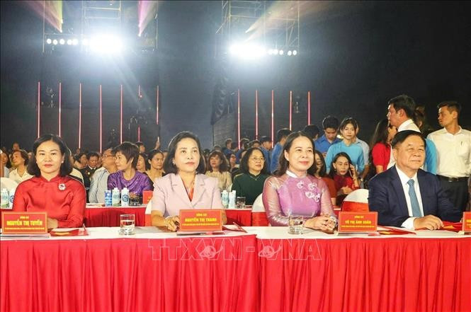 Trưởng Ban Tuyên giáo Trung ương Nguyễn Trọng Nghĩa, Phó Chủ tịch nước Võ Thị Ánh Xuân, Phó Chủ tịch Quốc hội Nguyễn Thị Thanh đến dự chương trình. Trưởng Ban Tuyên giáo Trung ương Nguyễn Trọng Nghĩa, Phó Chủ tịch nước Võ Thị Ánh Xuân, Phó Chủ tịch Quốc hội Nguyễn Thị Thanh đến dự chương trình.