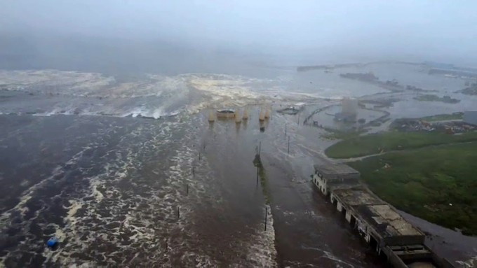 Những đợt sóng ập vào thị trấn Severo-Kurilsk, Nga, ngày 30/7. Ảnh: AFP Những đợt sóng ập vào thị trấn Severo-Kurilsk, Nga, ngày 30/7. Ảnh: AFP