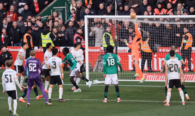 Thủ môn Conor Hazard bay người cứu thua pha dứt điểm của Darwin Nunez ở phút bù thứ chín. Ảnh: Reuters