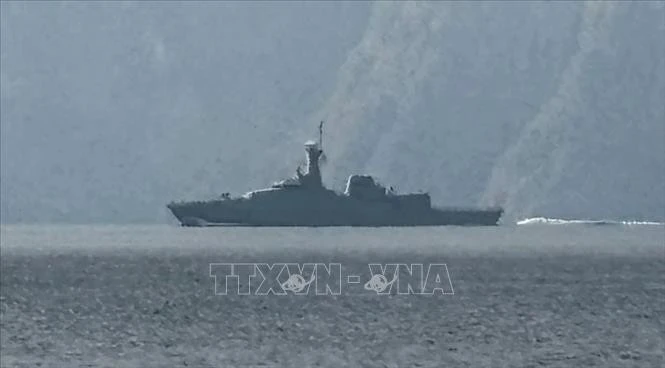 Một tàu hải quân di chuyển ở khu vực Eo biển Hormuz ngày 1/3/2026. Ảnh: rnz.co.nz/TTXVN