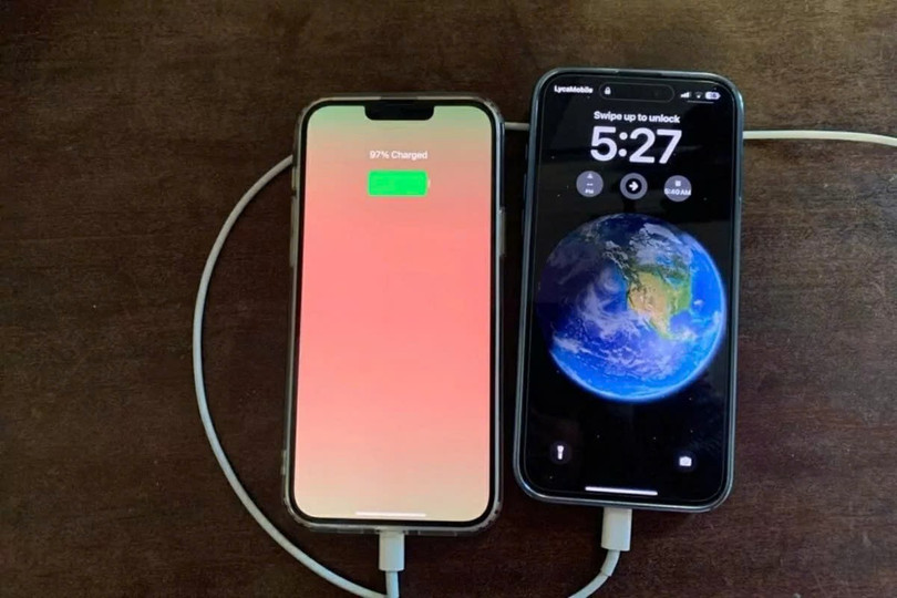 Cách chia sẻ pin từ iPhone sang iPhone khác nhanh chóng và đơn giản. z6991436013110-4d7dfa362d7f79a64ca03c0b91c2e722.jpg