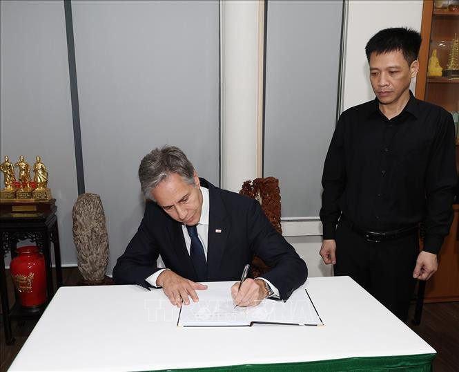 Ngoại trưởng Hoa Kỳ Antony Blinken ghi sổ tang. Ảnh: Trí Dũng/TTXVN