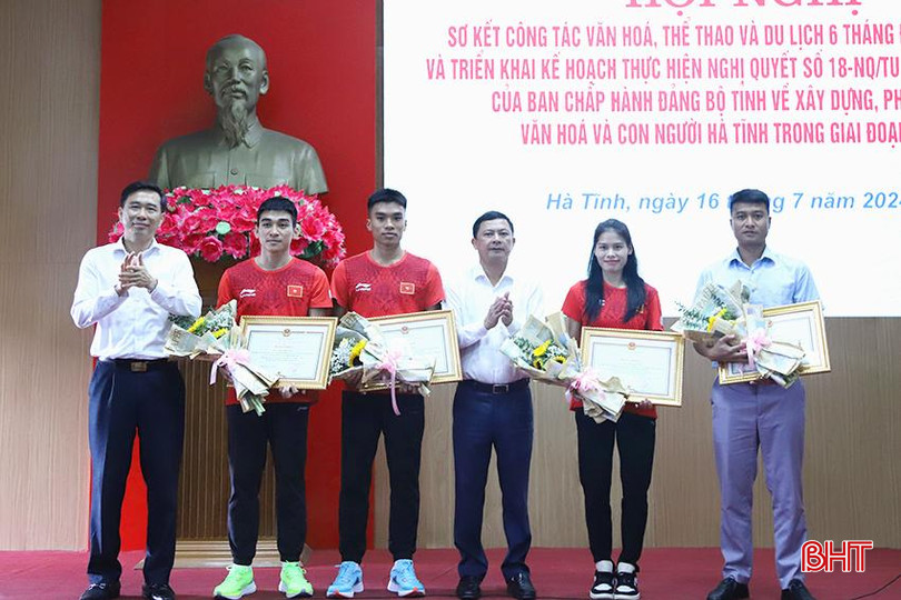 Phó Chủ tịch UBND tỉnh Lê Ngọc Châu, Giám đốc Sở VH-TT&DL Nguyễn Viết Trường trao bằng khen của Chủ tịch UBND tỉnh cho huấn luyện viên, vận động viên đạt thành tích cao tại Giải Vô địch tiếp sức châu Á năm 2024. IMG_8571.JPG