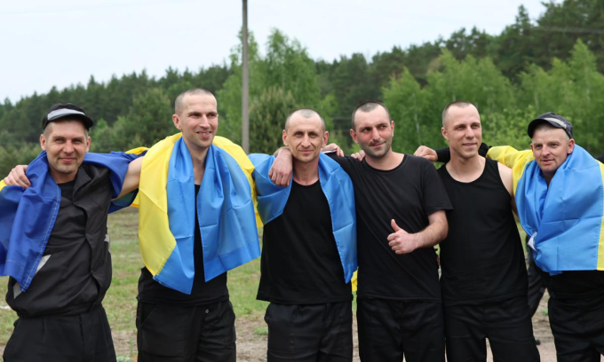 Các quân nhân Ukraine được trao trả hôm 25/5. Ảnh: X/ZelenskyyUa Các quân nhân Ukraine được trao trả hôm 25/5. Ảnh: X/ZelenskyyUa