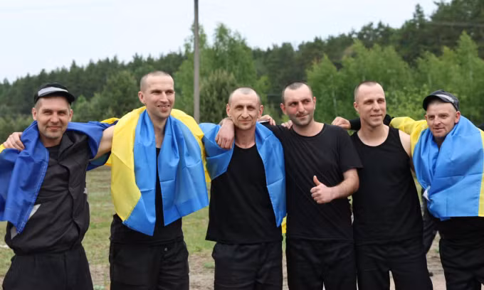 Các quân nhân Ukraine được trao trả hôm 25/5. Ảnh: X/ZelenskyyUa