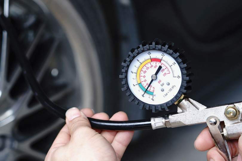 Các nhà sản xuất ô tô đưa ra mức khuyến cáo áp suất lốp thấp hơn ngưỡng tối đa vì còn nhiều yếu tố khác cần cân bằng. Ảnh: Autonation Mobile Service ap-suat-lop-khuyen-cao-2-571.jpg