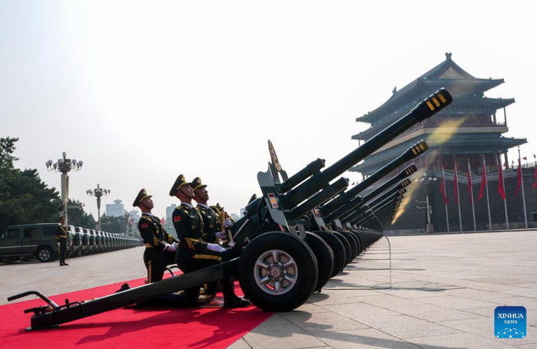 Bắn loạt đại bác chào mừng Lễ kỷ niệm trọng thể.