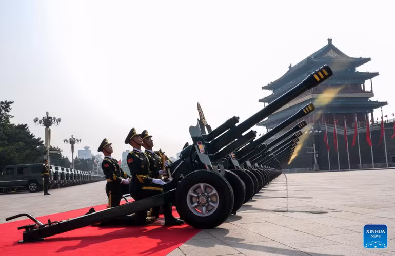 Bắn loạt đại bác chào mừng Lễ kỷ niệm trọng thể.