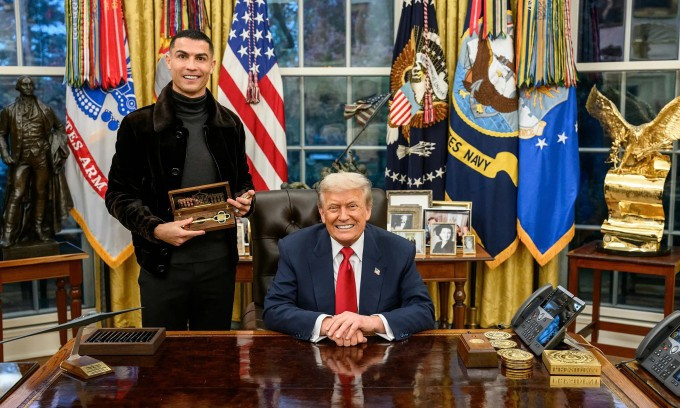 Ronaldo cầm chìa khóa vàng do Tổng thống Donald Trump tặng ở Phòng Bầu dục, Nhà Trắng, Washington DC, Mỹ ngày 18/11/2025. Ảnh: Nhà Trắng