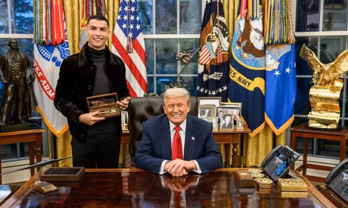 Ronaldo cầm chìa khóa vàng do Tổng thống Donald Trump tặng ở Phòng Bầu dục, Nhà Trắng, Washington DC, Mỹ ngày 18/11/2025. Ảnh: Nhà Trắng