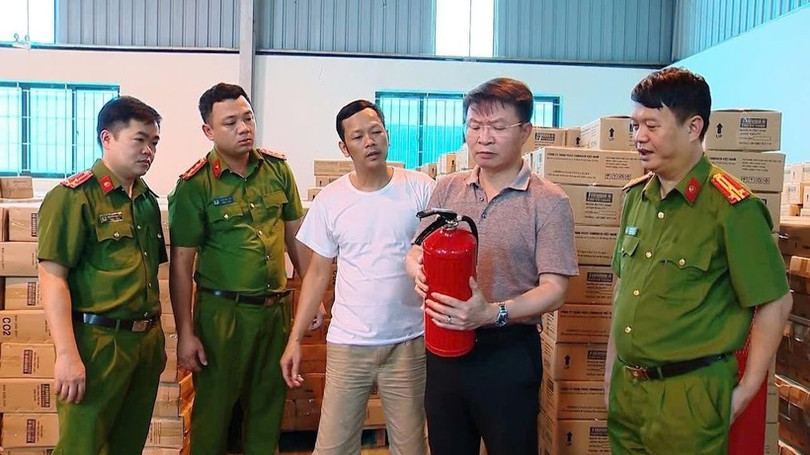 Thiếu tướng Nguyễn Minh Tuấn (cầm bình), Giám đốc Công an tỉnh Phú Thọ trực tiếp kiểm tra bình chữa cháy của Công ty Tomoken Việt Nam. Thiếu tướng Nguyễn Minh Tuấn (cầm bình), Giám đốc Công an tỉnh Phú Thọ trực tiếp kiểm tra bình chữa cháy của Công ty Tomoken Việt Nam.