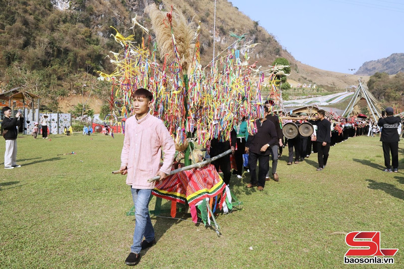 Thực hiện nghi thức rước cây vạn vật.