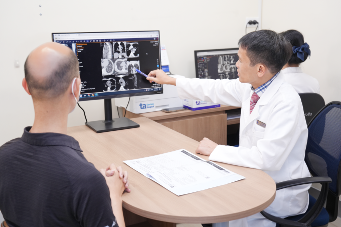 Bác sĩ Khiêm tư vấn cho một bệnh nhân ung thư về nghiên cứu VISTA-1. Ảnh: Bệnh viện Đa khoa Tâm Anh Bác sĩ Khiêm tư vấn cho một bệnh nhân ung thư về nghiên cứu VISTA-1. Ảnh: Bệnh viện Đa khoa Tâm Anh