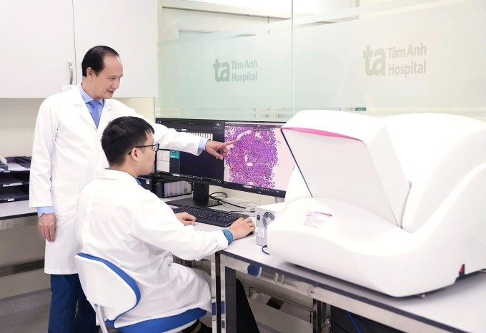 Máy Slide Scanner 3D-Histech ứng dụng trí tuệ nhân tạo, giúp quét và số hóa toàn bộ tiêu bản mô học với độ phân giải cực cao, là công cụ quan trọng để đánh giá chỉ dấu sinh học trong nghiên cứu VISTA-1. Ảnh: Bệnh viện cung cấp Máy Slide Scanner 3D-Histech ứng dụng trí tuệ nhân tạo, giúp quét và số hóa toàn bộ tiêu bản mô học với độ phân giải cực cao, là công cụ quan trọng để đánh giá chỉ dấu sinh học trong nghiên cứu VISTA-1. Ảnh: Bệnh viện cung cấp