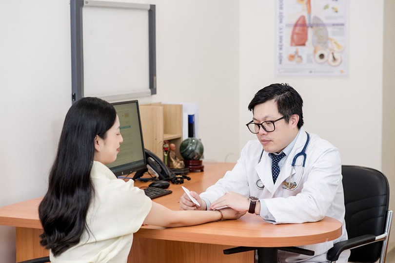 PGS.TS.BS Nguyễn Văn Đĩnh thăm khám cho khách hàng anh-2-6.jpg