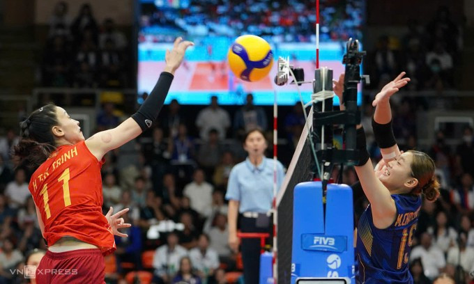 Pha tấn công của Kiều Trinh trong trận Việt Nam thua Thái Lan ở chung kết bóng chuyền nữ SEA Games 33 tại nhà thi đấu Huamark, thành phố Bangkok, Thái Lan tối 15/12/2025. Ảnh: Đức Đồng