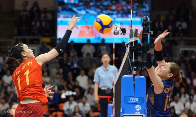 Pha tấn công của Kiều Trinh trong trận Việt Nam thua Thái Lan ở chung kết bóng chuyền nữ SEA Games 33 tại nhà thi đấu Huamark, thành phố Bangkok, Thái Lan tối 15/12/2025. Ảnh: Đức Đồng