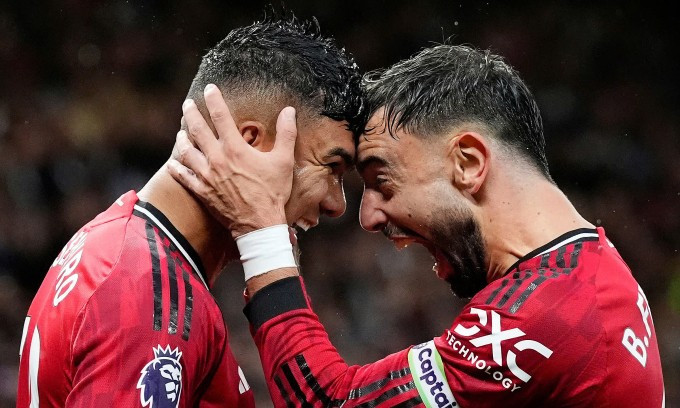 Casemiro (trái) mừng bàn nâng tỷ số lên 2-0 cho Man Utd trước Chelsea trên sân Old Trafford, thành phố Manchester, Vương quốc Anh, tối 20/9/2025. Ảnh: PA Casemiro (trái) mừng bàn nâng tỷ số lên 2-0 cho Man Utd trước Chelsea trên sân Old Trafford, thành phố Manchester, Vương quốc Anh, tối 20/9/2025. Ảnh: PA