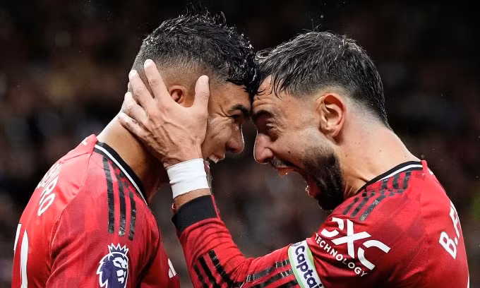 Casemiro (trái) mừng bàn nâng tỷ số lên 2-0 cho Man Utd trước Chelsea trên sân Old Trafford, thành phố Manchester, Vương quốc Anh, tối 20/9/2025. Ảnh: PA