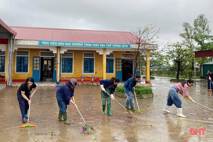 Các trường học tại phường Vũng Áng ra quân vệ sinh môi trường, thu gom rác thải sau khi nước lũ rút. bqbht_br_image-132.jpg