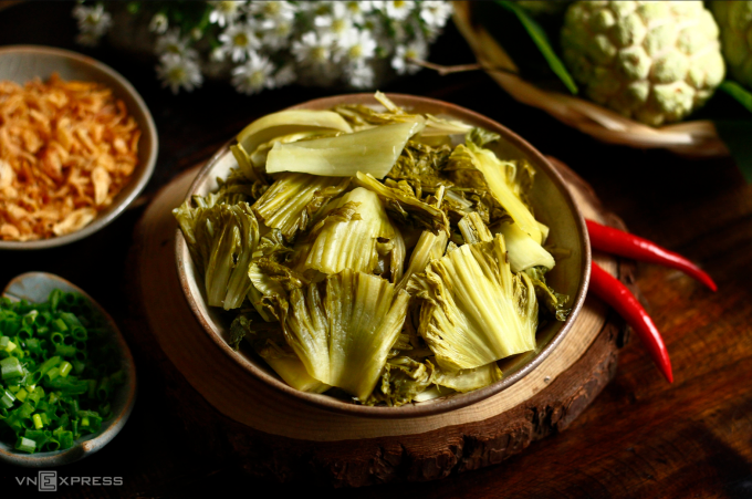 Dưa muối chứa hàm lượng muối cao, tích lũy natri dần dần, trở thành thủ phạm âm thầm gây tăng huyết áp nếu tiêu thụ thường xuyên. Ảnh: Bùi Thủy Dưa muối chứa hàm lượng muối cao, tích lũy natri dần dần, trở thành thủ phạm âm thầm gây tăng huyết áp nếu tiêu thụ thường xuyên. Ảnh: Bùi Thủy
