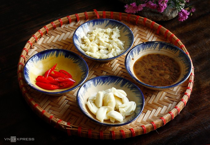 Nên chia tỏi làm hai phần, một để phi thơm, một cho vào món ăn sau. Ảnh: Bùi Thủy