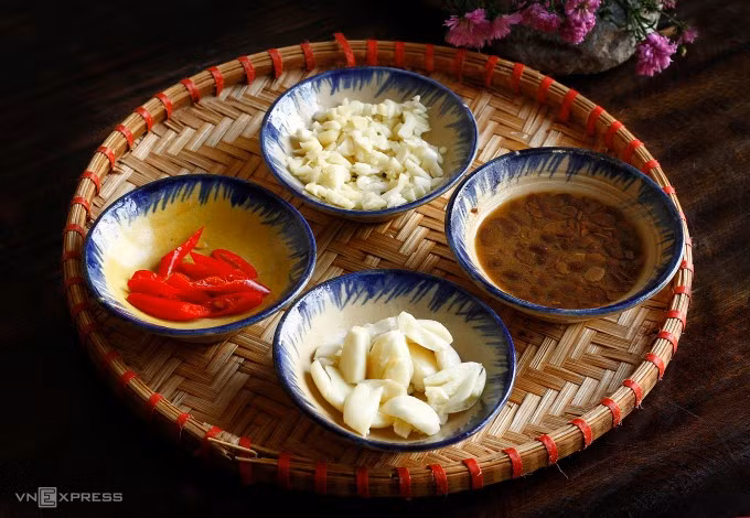 Nên chia tỏi làm hai phần, một để phi thơm, một cho vào món ăn sau. Ảnh: Bùi Thủy