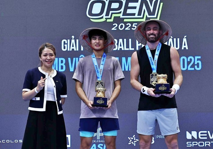 Jonathan Trương (giữa) là ngôi sao triển vọng gốc Việt - Ảnh: PPA ASIA Jonathan Trương (giữa) là ngôi sao triển vọng gốc Việt - Ảnh: PPA ASIA