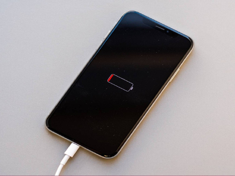 Pin iPhone bị lão hóa khiến điện trở tăng cao, không đủ điện áp cho các tác vụ nặng. Do đó, thiết bị sẽ tự tắt để bảo vệ linh kiện, dù trên màn hình vẫn còn hiển thị phần trăm pin. Ảnh: Tom's Guide.