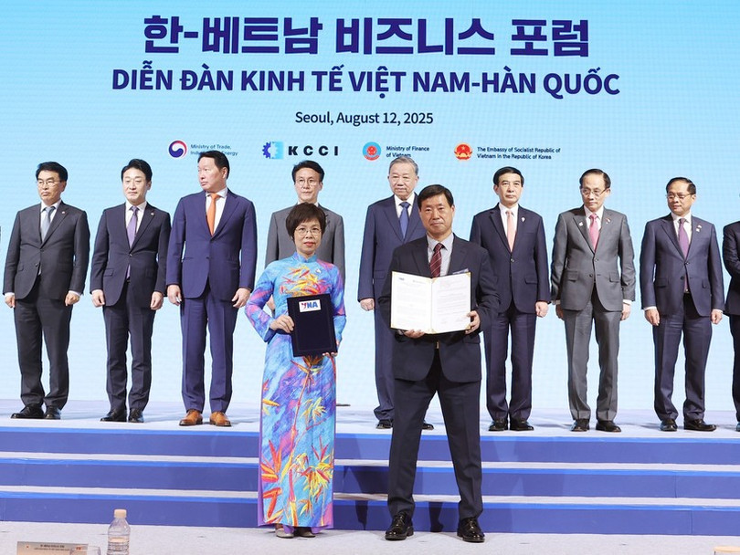 Tổng Giám đốc TTXVN Vũ Việt Trang và ông Hwang Dae-il, Chủ tịch Hãng thông tấn Yonhap trao Thoả thuận hợp tác nghiệp vụ trong giai đoạn mới. (Ảnh: Thống Nhất/TTXVN) Tổng Giám đốc TTXVN Vũ Việt Trang và ông Hwang Dae-il, Chủ tịch Hãng thông tấn Yonhap trao Thoả thuận hợp tác nghiệp vụ trong giai đoạn mới. (Ảnh: Thống Nhất/TTXVN)