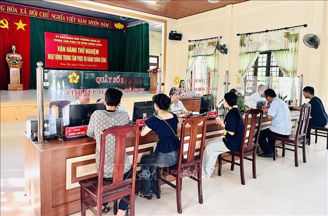 Trung tâm Phục vụ hành chính công của phường Đông Hà (Quảng Trị) ngày đầu tiên vận hành thử nghiệm. Ảnh: Nguyên Linh/TTXVN Trung tâm Phục vụ hành chính công của phường Đông Hà (Quảng Trị) ngày đầu tiên vận hành thử nghiệm. Ảnh: Nguyên Linh/TTXVN