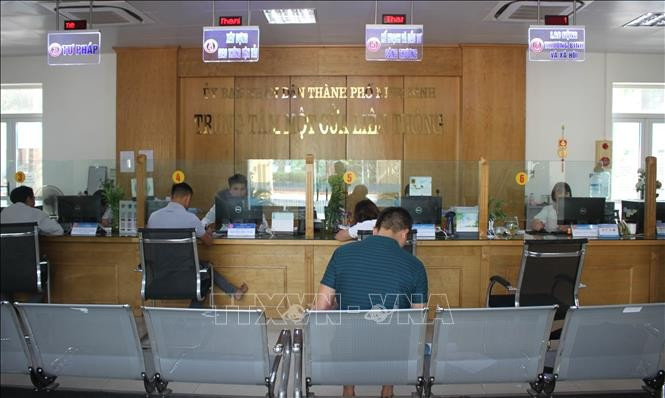 Người dân làm thủ tục hành chính tại bộ phận một cửa UBND thành phố Ninh Bình. Ảnh minh họa: Hải Yến/TTXVN Người dân làm thủ tục hành chính tại bộ phận một cửa UBND thành phố Ninh Bình. Ảnh minh họa: Hải Yến/TTXVN
