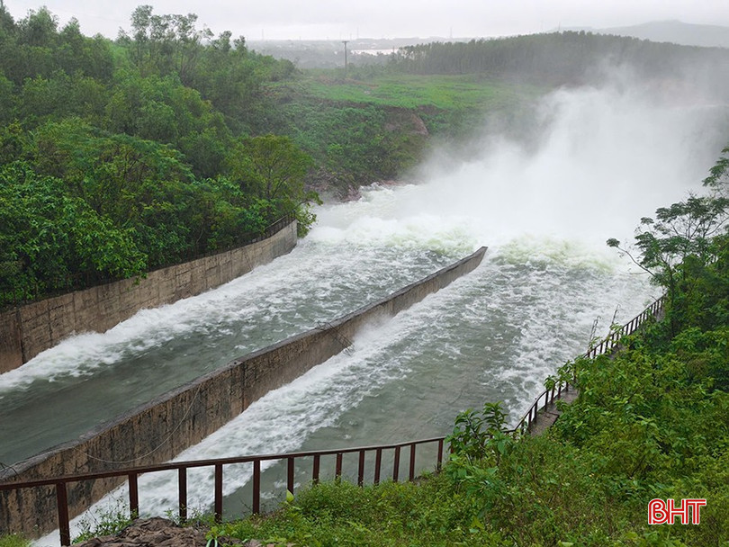 Hồ Kẻ Gỗ đang xả tràn lưu lượng 350 m3/giây. bqbht_br_z7174987784604-1175d10ef49bc87e10cb2545d3a9c501.jpg