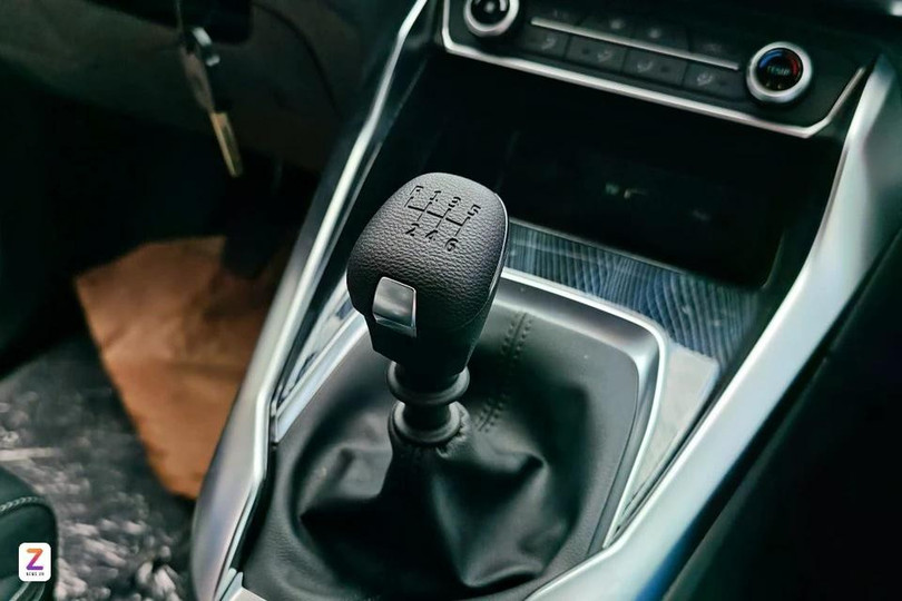 MG G50 là một trong những mẫu xe hiếm hoi tại Việt Nam có tùy chọn số sàn. Ảnh: Đan Thanh.