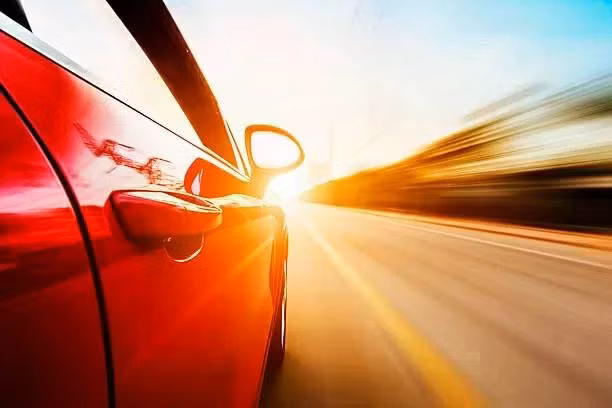 Nhiệt độ trong xe ô tô dễ tăng cao dưới ánh nắng Mặt trời. (Nguồn: iStock photo)