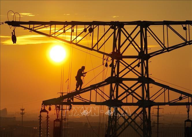 Công nhân làm việc trong trời nắng nóng gay gắt ở tỉnh Chiết Giang, Trung Quốc. Ảnh: THX/TTXVN