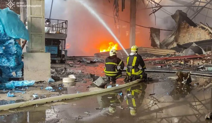 Lính cứu hỏa dập tắt đám cháy sau cuộc tấn công của Nga vào thành phố Ternopil ở miền Tây Ukraine vào ngày 6/6. Ảnh: Cơ quan Dịch vụ Khẩn cấp Nhà nước Ukraine Lính cứu hỏa dập tắt đám cháy sau cuộc tấn công của Nga vào thành phố Ternopil ở miền Tây Ukraine vào ngày 6/6. Ảnh: Cơ quan Dịch vụ Khẩn cấp Nhà nước Ukraine