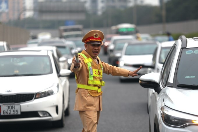 Lực lượng cảnh sát giao thông làm nhiệm vụ trên một tuyến đường tại Hà Nội. Ảnh: Gia Chính