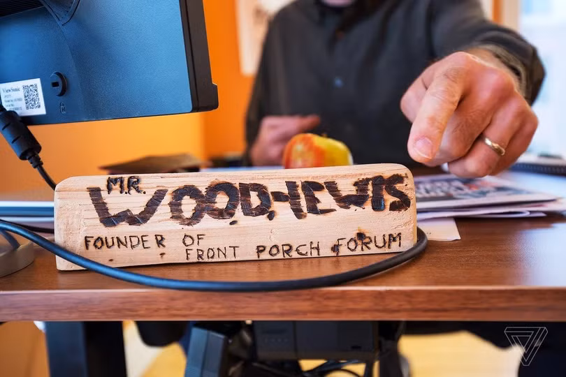 Một tấm biển tự chế trên bàn làm việc của nhà sáng lập Michael Wood-Lewis. Ảnh: The Verge.