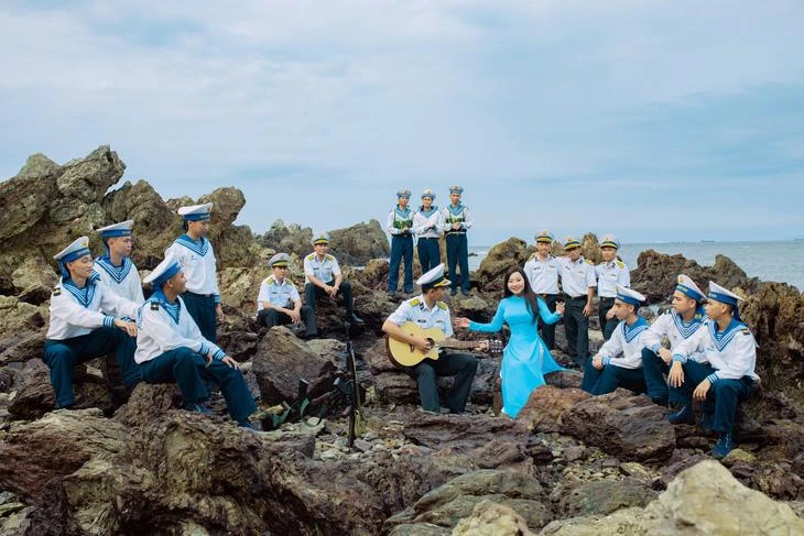 Ca sĩ Khánh Hòa hát bên những người lính hải quân - Ảnh: ĐPCC